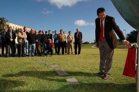 El Rector de la ULPGC, Manuel Lobo, descubre la placa conmemorativa