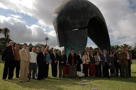 Todo el equipo que ha colaborado en el proyecto, posando ante la escultura de Martín Chirino