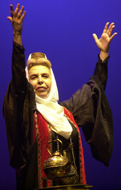 María Luisa Merlo representando a Leonor de Aquitania