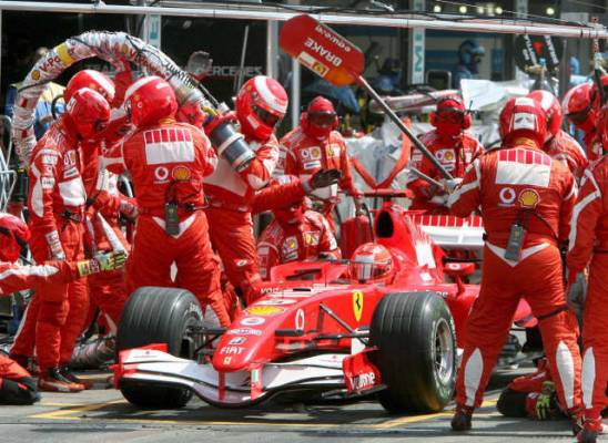 Imagen de un coche de fórmula 1 repostando en boxes