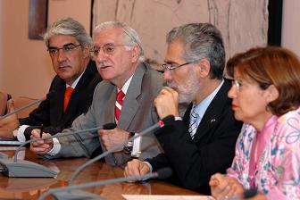 De izda a dcha, el encargado de prensa de la Casa África; el Director de la Casa África, Alfonso Ortiz; el Rector de la ULPGC, José Regidor; y la Vicerrectora de Relaciones Internacionales e Institucionales, Rosario Berriel