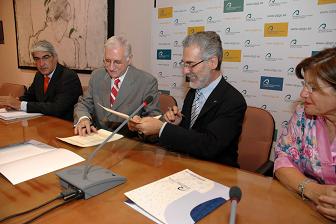 El Rector de la ULPGC (d) y el Director de la Casa África en el momento de la firma del convenio