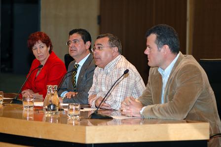Inés Rojas de León, Presidenta del Cabildo de Lanzarote; el Rector de la ULPGC, Manuel Lobo; el Presidente del Cabildo de Fuerteventura, Mario Cabrera; y el Vicerrector de Desarrollo Institucional y Nuevas Tecnologías, Santiago Melián