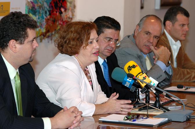El Director de Trabajo de la Consejería, la Consejera de Empleo y Asuntos Sociales, María Luisa Zamora, el Rector de la ULPGC, Manuel Lobo, el Presidente de la FULP, Manuel Campos y el Vicerrector de Desarrollo Institucional y Nuevas Tecnologías