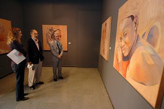 El artista Francisco Presa y el Rector de la ULPGC, José Regidor, contemplan los cuadros de la exposición Yewo Afrik