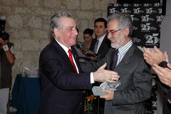 El Rector de la ULPGC entrega la placa conmemorativa a Emilio Regidor, Patrono Fundador de la FULP