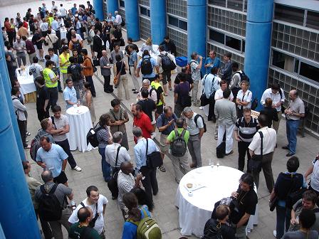 Sesión de bienvenida de los participantes en el congreso