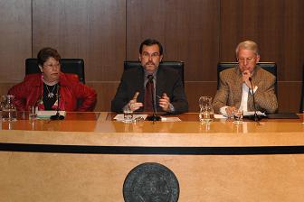 Marcial Morales (centro), Alcalde de Puerto del Rosario, durante su intervención en el ciclo
