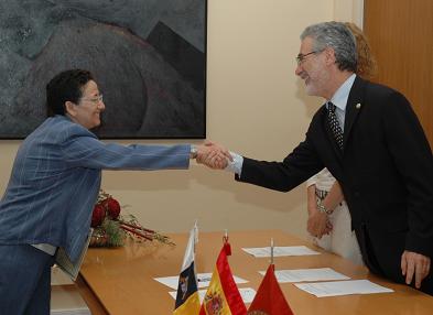 Trinidad Arcos estrecha su mano con el Rector de la ULPGC, José Regidor García