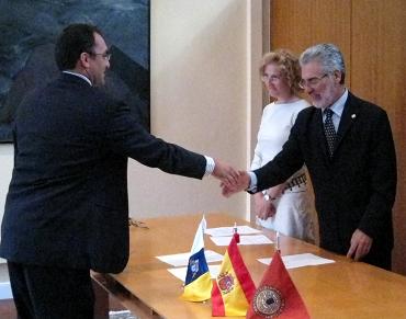 José Miguel Santos Espino, Director adscrito a la Gerencia, es felicitado por el Rector tras su toma de posesión