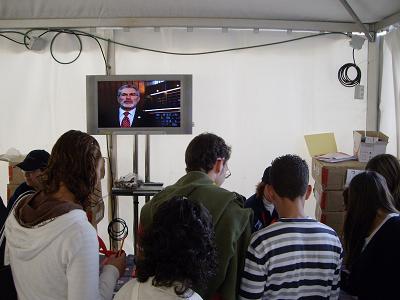 Alumnos en uno de los stands