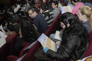 Una estudiante hojea la guía informativa que entregaron en el transcurso de la charla informativa