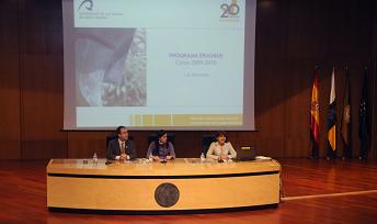 De izda. a dcha: el Director de Relaciones Internacionales de la ULPGC, Juan Rocha; la técnico del Gabinete de Relaciones Internacionales, Leticia Díaz; y la Directora de Relaciones Institucionales de la ULPGC, Estela Carmona