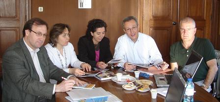 Los miembros del SIE, Pedro Verdú (2º de la dcha.) y José Antonio Bordón (1º de la dcha.), en la reunión con los responsables de distintos servicios de la Universidad de Oporto