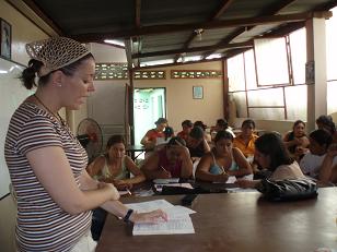 Imagen de una estudiante de la ULPGC durante su periodo de voluntariado en Latinoamérica