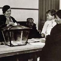 Una mujer ejerce su derecho al voto durante la II República