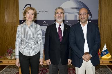 El Rector y la Secretaria General posan con el nuevo Profesor Titular de Universidad, Juan Manuel Parreño