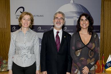 El Rector y la Secretaria General posan con la nueva Profesora Titular de Universidad, Raquel Espino