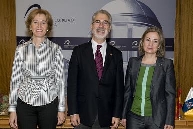 El Rector y la Secretaria General posan con la nueva Profesora Titular de Universidad, Ángeles Sánchez