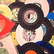 Los vinilos proceden de las décadas de los años 70 y 80, momento de mayor auge de este formato