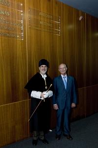 El Rector de la ULPGC posa con el Presidente de la Fundación Caja Rural de Canarias junto a la placa de reconocimiento de Mecenas de la ULPGC