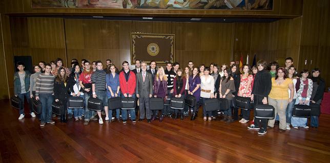 El Rector de la ULPGC posa con los alumnos premiados