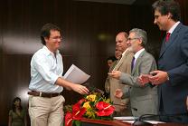 Uno de los premiados recoge su diploma