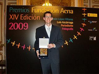 El Dr. Augusto Voltes posa con el premio concedido por la Fundación AENA