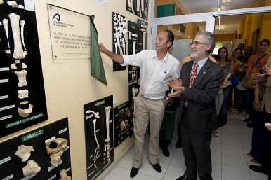 El hijo de José Sandoval, Ángel Sandoval Viñas, descubre la placa conmemorativa junto al Rector de la ULPGC