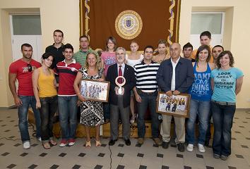 Foto de familia con el equipo de Kárate de la ULPGC, que participará en el Campeonato Universitario Europeo