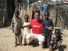 Imagen de un estudiante de la ULPGC durante su estancia como voluntario universitario en África