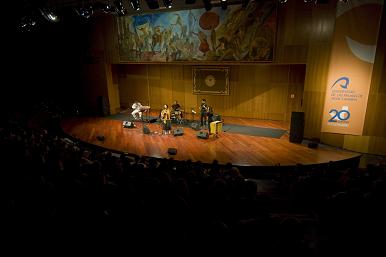 Imagen del concierto de Marta Gómez en el Paraninfo universitario