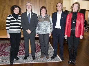 Los nuevos cargos del Departamento de Filología Moderna posan junto con el Rector y la Secretaria General