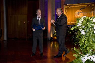 El Rector recoge el ejemplar bibliográfico del siglo XVII que entregó el Presidente de la FULP, Manuel Campos