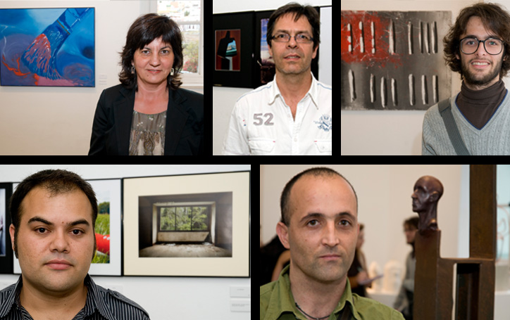 Los artistas premiados, junto a sus obras