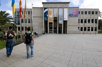 Fachada de la escuela con una pancarta que anuncia su 40 aniversario