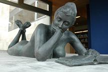 Imagen de la escultura ubicada en la Biblioteca Central, que da nombre al Club de Lectura