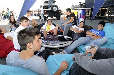Imagen de la zona \lounge\ y de descanso de la feria