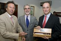 El Rector y el Decano le entregaron al Ministro de Industria como obsequio un naife canario