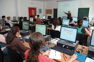 Imagen de archivo de un profesor impartiendo docencia en un aula de la ULPGC