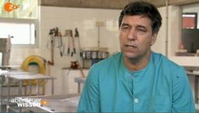 El Catedrático de la ULPGC, Antonio Fernández, durante su intervención en el reportaje, realizando una necropsia en la Facultad de Veterinaria