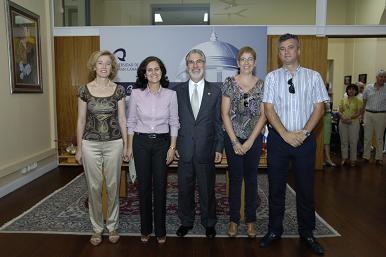 La Vicedecana de la Facultad de Ciencias del Mar (2ª de la izda.) posa junto con el Rector José Regidor, la Secretaria General Carmen Salinero, y otros miembros del equipo decanal de la Facultad