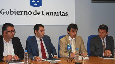 Presentación de la publicación. De izda. a dcha: Conrado Domínguez, Gerente de la ULPGC; Juan José Martínez, Dtor. Gral. de Universidades; Pablo Campos, autor del libro; y Pablo González, Vicerrector de la ULL