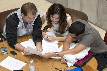 Imagen de archivo de alumnos preparándose antes de comenzar las pruebas de acceso a la universidad