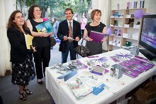 En la imagen, la Directora del Servicio de Publicaciones y Difusión Científica de la ULPGC, Eloísa Llavero (2ª de la izda.) en el stand donde se encuentran las publicaciones de la ULPGC