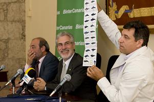 El investigador Antonio Fernández (d) enseña un documento con todas las especies de cetáceos que recalan en el Archipiélago