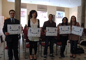 Los alumnos becados posan con sus diplomas
