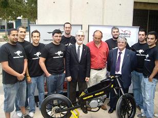 Foto de familia de los estudiantes del equipo Tibicenas Project, junto con el Rector de la ULPGC, el Director de la EIIC y el tutor del proyecto