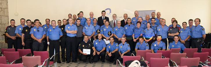 Foto de familia de los policías que superaron el curso con el Rector de la ULPGC y el Director de la Agencia Canaria de Seguridad