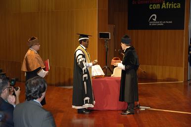 El Rector de la Universidad de Fort Hare, institución dónde se formó Nelson Mandela, recogió el Doctorado Honoris Causa en nombre del veterano político ya que éste no pudo desplazarse por su edad